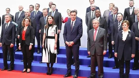El presidente del Gobierno de España en funciones, Pedro Sánchez, la ministra para la Transición Ecológica en funciones, Teresa Ribera, y el secretario general de la ONU, António Guterres, entre otros líderes, posan en Madrid. (EFE / Chema Moya)