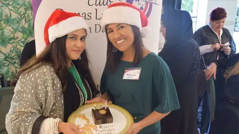 Un momento del café navideño del Club Damas Latinas.