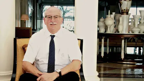 David G. Hirsch, en el vestíbulo del Palacio Versace en Dubai. (EL CORREO)