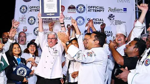 Reposteros celebran su logro. (Cuenta Instagram @worldoffoodad)