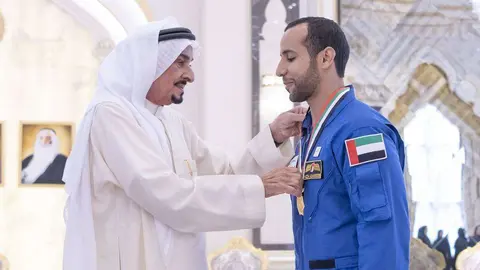 Astronauta emirati recibiendo la Medalla Ajman 11. (WAM)
