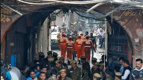 Imagen de bomberos en el incendio, tomada de la página oficial de Reuters. (REUTERS/Adnan Abidi)