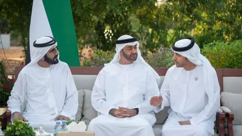 De izquierda a derecha, el gobernante de Dubai, el príncipe heredero de Abu Dhabi y el jeque Hamdan. (WAM)