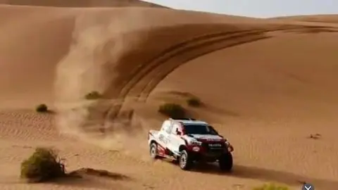 Fernando Alonso con Toyota en el desierto de Abu Dhabi. (Twitter)