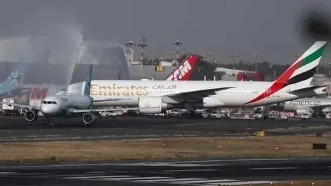 Chorros de agua dieron la bienvenida al avión de Emirates en Ciudad de México. (Emirates)