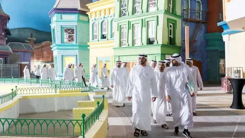 El príncipe heredero de Abu Dhabi recorre el parque Warner en Yas Island.