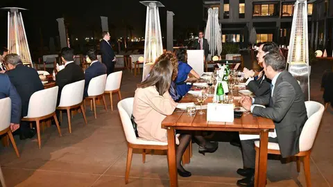 Los asistentes atiendan a las palabras del embajador de España durante la cena de Navidad del SBC en Dubai. (EL CORREO)