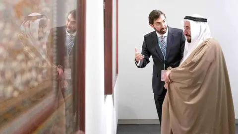 El artista de Córdoba (España) José Carlos Villarejo da a conocer al gobernante de Sharjah el arte califal del guadamecí que mantiene vivo durante el Festival de Artes Islámicas que actualmente celebra el emirato. (WAM)