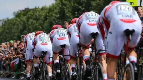 El equipo ciclista de Emiratos Árabes durante una carrera. (Twitter)