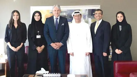 Los embajadores de Colombia en EAU, Jaime Amín -tercero por la izquierda-, y de Emiratos Árabes Unidos en Colombia, Salem Rashed Alowais -con kandora-, junto a  la directora del Departamento de América de la Cancillería emiratí, Alsaghira Al Ahbabi -segun