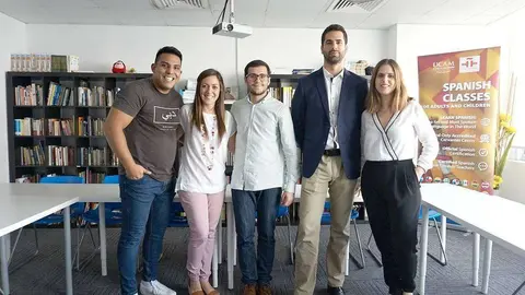 El equipo de UCAM Dubai, que tiene a Alberto Fernández como director, en la sede del instituto. (Cedida)