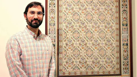 José Carlos Villarejo, ante una de las obras que expone en el Festival de las Artes Islámicas de Sharjah. (EL CORREO)