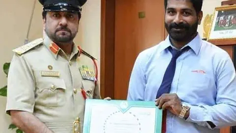 El trabajador junto al funcionario.