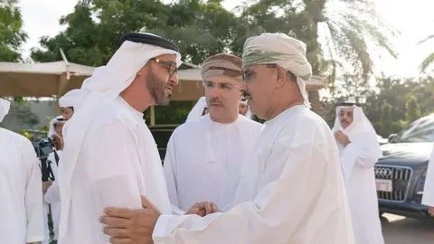 El jeque Mohamed bin Zayed ofrece sus condolencias a Abdullah bin Ali Al Araimi tras la muerte de su hijo.