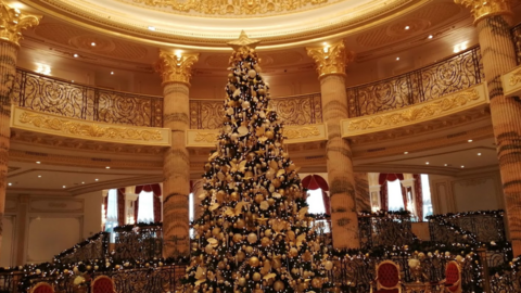 Árbol de Navidad en el hotel The Emerald Palace Kempinski de La Palmera. (EL CORREO)