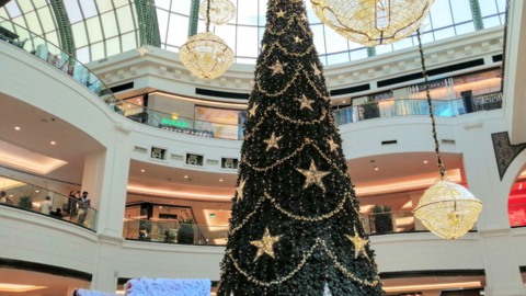 Árbol de Navidad en el Mall of the Emirates. (EL CORREO)
