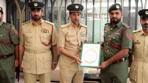La Policía de Dubai difundió la imagen del general Al Marri junto a los homenajeados.