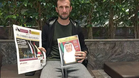 Rodolfo Martín Arruabarrena, entrenador del Shabab Al Ahli, con los ejemplares del impreso y del Anuario de EL CORREO DEL GOLFO en Dubai. (EL CORREO)  