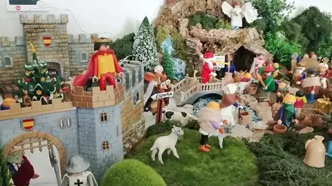 El Belén de Carmen Rodríguez realizado con figuras de Playmobil ya es una consolidada tradición en Dubai. (EL CORREO)