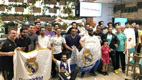 La Peña 7 Emirates disfrutó en Abu Dhabi de un extraordinario ambiente durante la disputa de 'El Clásico'. (EL CORREO)