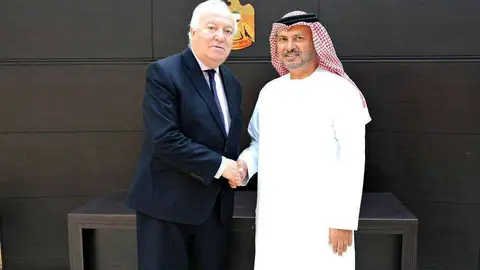 Miguel Ángel Moratinos estrecha la mano del Dr. Anwar bin Mohammed Gargash durante su encuentro en Abu Dhabi. (WAM)