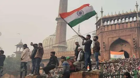 Musulmanes enarbolan la bandera de la India en sus protestas contra la Ley de Ciudadanía. (@Gabbar0099)
