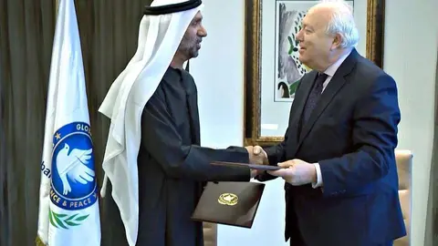 Ahmed bin Mohammed Al Jarwan, presidente del GCTP -izquierda-, y el español Miguel Angel Moratinos, durante la firma del Memorando de Entendimiento en Abu Dhabi. (WAM)