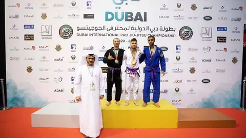 Willy Fernández en el centro de la imagen ganador de una medalla de oro en Dubai. (Cedida)