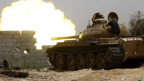 En la imagen de AFP, tanques en Trípoli.