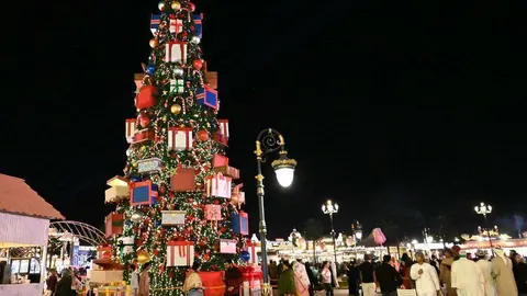 Gigantesco árbol de navidad en Global Village. (EL CORREO)