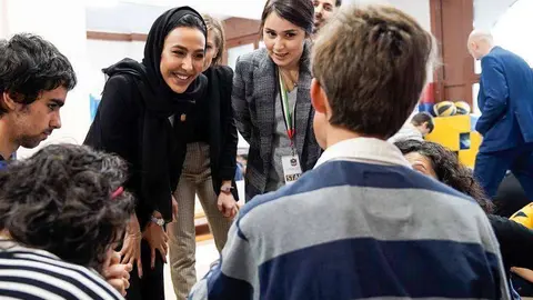 Representante de la Embajada de Emiratos Árabes en Madrid conversa con varios alumnos de Afanias durante el taller. (Cedida)