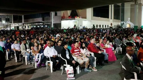 Una misa de Nochebuena en Emiratos.
