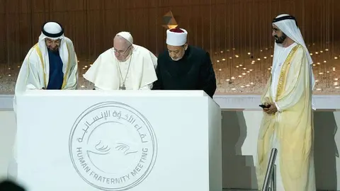 El Papa y el Gran Imán firman el documento de la 'Fraternidad Humana' en presencia del vicepresidente de Emiratos Árabes y del príncipe heredero de Abu Dhabi. (Ministerio de Asuntos Presidenciales)