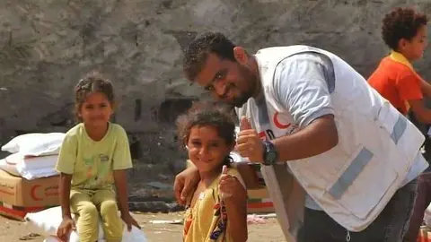 EAU entrega ayuda humanitaria a niños en Yemen. (WAM)