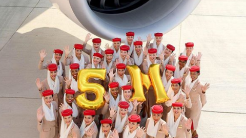 Tripulantes de cabina de Emirates celebrando los cinco millones de seguidores en Instagram.