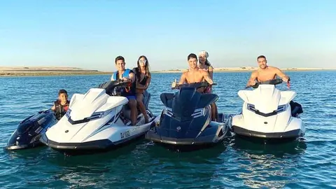 Cristiano Ronaldo y Georgina sobre una moto de agua en Dubai junto a Edu Aguirre y su esposa Julia -a su izquierda-, a Toni Falcó - a su derecha- y su hijo -primero por la izquierda-. (Instagram georginagio)