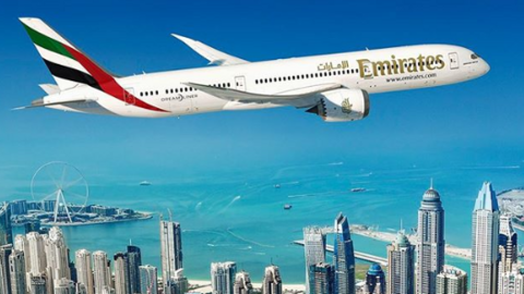 Un Boeing 777 de Emirates Airlines sobre Dubai.