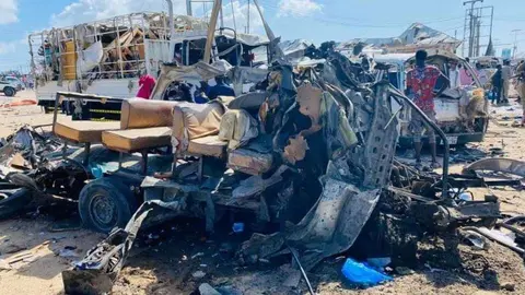 Restos del coche bomba explosionado en Mogadiscio, capital de Somalia. (@HonourableMedia)