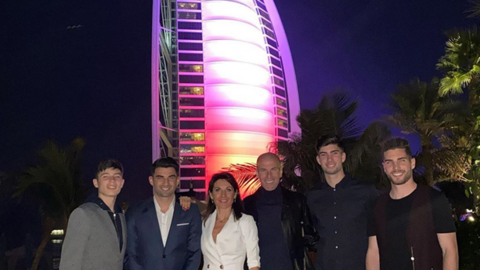 La familia Zidane ante el Burj Al Arab.