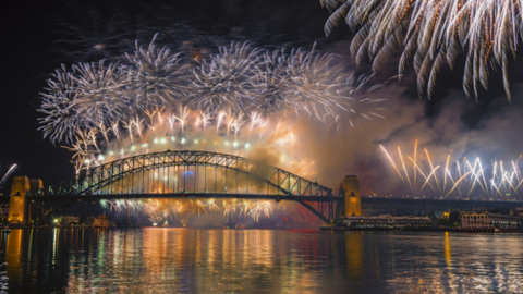 Fuegos artificiales en el puente Harbour en Sídney.