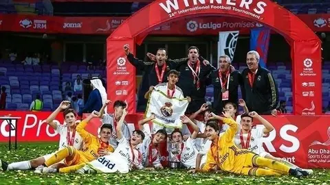 El Real Madrid Sub 12 campeón en Al Ain. (EL CORREO)