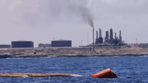 En la imagen de Reuters, la refinería de Libia.