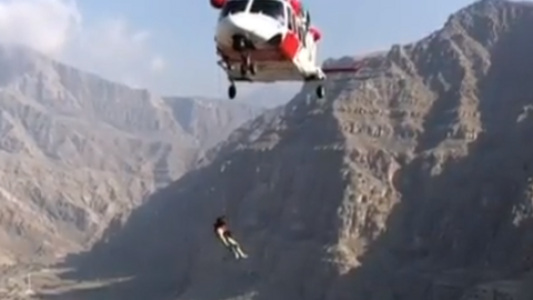 La Unidad de Rescate de RAK difundió un vídeo con las imágenes del herido.