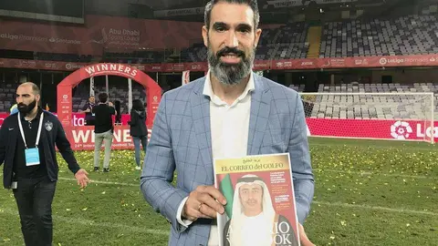 Fernando Sanz muestra un ejemplar del Anuario 2019 de EL CORREO DEL GOLFO en el estadio Hazza Bin Zayed de Al Ain. (EL CORREO)