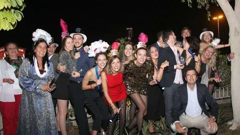 Españoles reciben exultantes de alegría el año 2020 en Dubai. (EL CORREO)