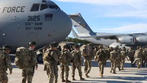 Cientos de paracaidistas de la 82 División Aerotransportada de los EEUU.