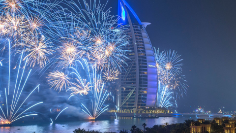Fuegos artificiales en el hotel Burj Al Arab de Dubai.