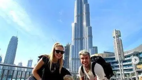 La familia ante el Burj Khalifa. (Instagram)