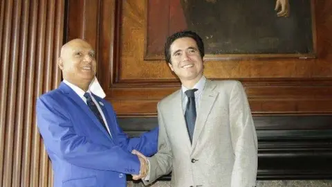 El embajador emiratí a la izquierda y el ministro chileno de Hacienda.
