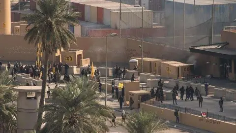 En la imagen de Reuters, manifestantes ante la Embajada de EEUU en Bagdad.